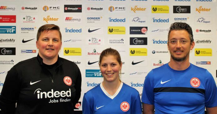 Leiten bis zum Saisonende interimsmäßig die 1. Fußballfrauen: Tina Wunderlich, Gritt Broening und Carlos Pereira (v.l.) (Foto: Eintracht Frankfurt) Leiten bis zum Saisonende interimsmäßig die 1. Fußballfrauen: Tina Wunderlich, Gritt Broening und Carlos Pereira (v.l.) (Foto: Eintracht Frankfurt)