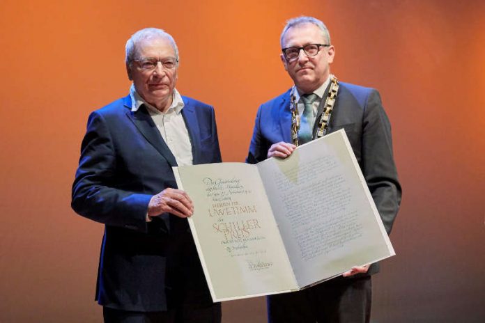 Oberbürgermeister Dr. Peter Kurz übergibt den Schillerpreis 2018 an Dr. Uwe Timm (Foto: Fernando Fath)