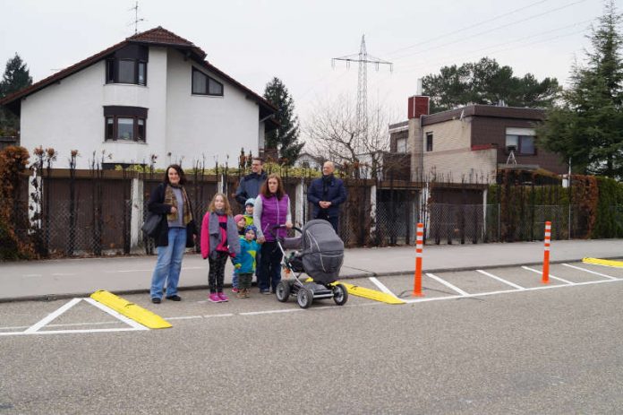 Familie Garcia Beier und Trinkl bei einer der neuen Querungshilfen mit OB Schrempp und Ordnungsamtsleiter Daum Die zweite Querungshilfe wurde im Bereich Douglasienweg gegenüber der Bushaltestelle eingerichtet. (Foto: Stadt Rheinstetten)