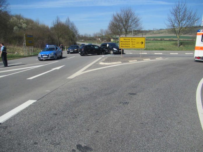 Unfallstelle im Einmündungsbereich der B47/L401 bei Marnheim (Foto: Polizei RLP) Unfallstelle im Einmündungsbereich der B47/L401 bei Marnheim (Foto: Polizei RLP)