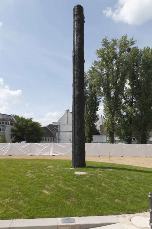 Vera Röhm, Licht-Strahl-Eiche, 2009-2012 (Quelle: Hessisches Landesmuseum Darmstadt, Foto: Wolfgang Fuhrmannek, HLMD © Vera Röhm, VG Bild-Kunst Bonn 2018)