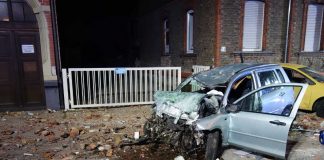 Der Fahrer wurde in seinem Fahrzeug eingeklemmt, nachdem er eine Mauer und ein parkendes Fahrzeug gerammt hat. (Foto: Feuerwehr Wiesbaden)