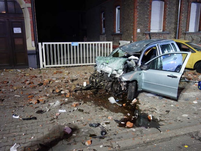 Der Fahrer wurde in seinem Fahrzeug eingeklemmt, nachdem er eine Mauer und ein parkendes Fahrzeug gerammt hat. (Foto: Feuerwehr Wiesbaden)