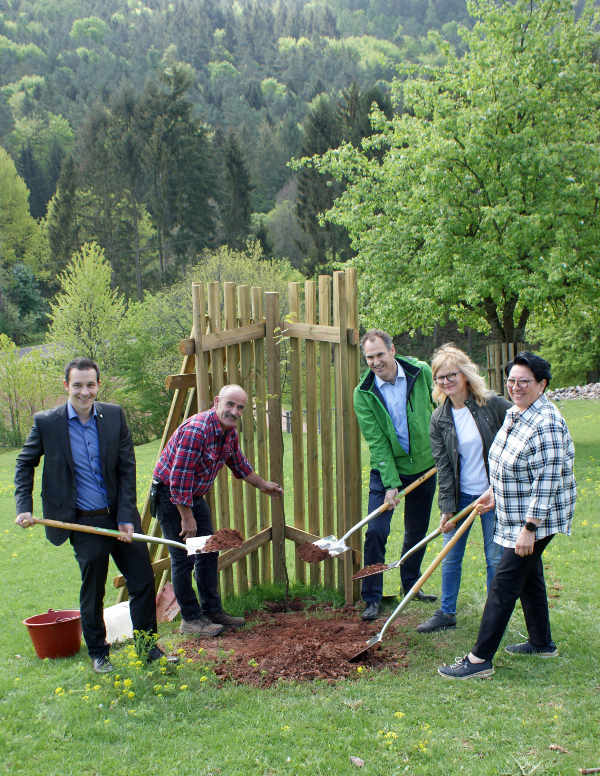 Landrat Dietmar Seefeldt (3.v.r.) und Bürgermeister Christian Burkhart (1.v.l.) pflanzten gemeinsam mit den Geschäftsführern des Wild- und Wanderparks Michael Müller und Marianne Geppert (1.v.r.) sowie der Beigeordneten der Ortsgemeinde Silz, Elke Mandery, die Esskastanien. (Foto: Kreisverwaltung Südliche Weinstraße)