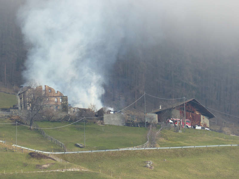 in dieser Woche ereignete sich in Martell/Südtirol ein Großbrand, bei dem eine Höfegruppe völlig zerstört wurde (Foto: Notburga Pardatscher)