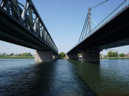 Die Rheinbrücke Karlsruhe-Maxau (Foto: Reinhard Schnell)
