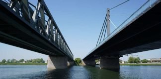 Die Rheinbrücke Karlsruhe-Maxau (Foto: Reinhard Schnell)