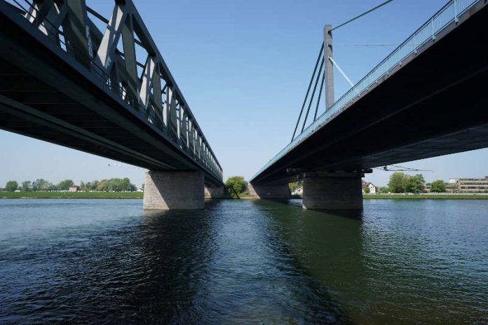 Die Rheinbrücke Karlsruhe-Maxau (Foto: Holger Knecht)