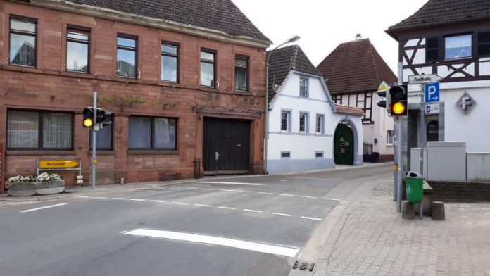 Die neue Fußgängerampel in der Diedesfelder Weinstraße (Foto: Stadtverwaltung Neustadt)