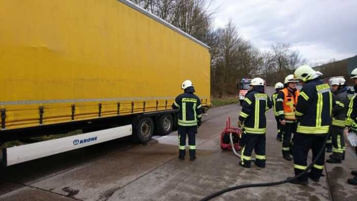 Die Feuerwehr löscht den Brand am Hänger