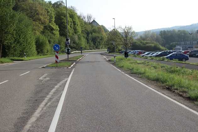 Vor der Verkehrsinsel sind auf der Abbiegespur die Trifftspuren von Vorder- und Hinterrad des Motorrades zu sehen