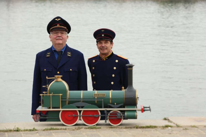 Die Schatzsucher: v.l.: Horst Müller, pensionierter Lokführer aus Cochem; Uwe Breitmeier, Vorsitzender des Vorstandes Bahnwelt Darmstadt-Kranichstein (Foto: Projektbüro „Jäger der versunkenen Lok“)