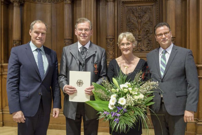 Peter Hauk (rechts), baden-württembergischer Minister für Ländlichen Raum und Verbraucherschutz, und Heidelbergs Oberbürgermeister Prof. Dr. Eckart Würzner (links) zeichneten den Theologen, Pfarrer und Musiker Dr. Harald Pfeiffer – auf dem Bild gemeinsam mit Ehefrau Margarethe – mit dem Bundesverdienstkreuz aus. (Foto: Philipp Rothe)