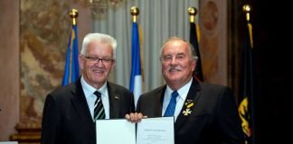 Ministerpräsident Winfried Kretschmann überreichte den Verdienstorden des Landes Baden Württemberg an Professor Dr. Dr. h.c. mult. Werner Hacke. (Foto: Staatsministerium Baden-Württemberg)