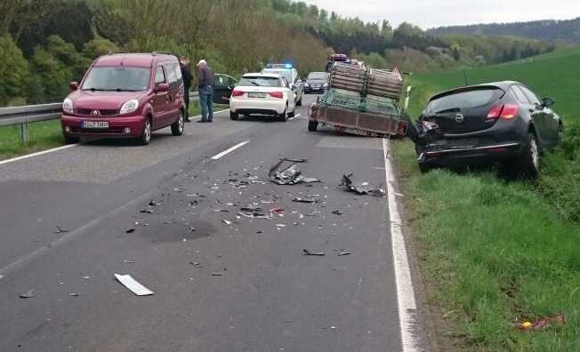 Die Unfallstelle mit den beschädigten Fahrzeugen