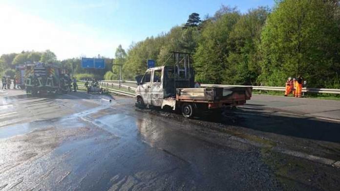 Kleintransporter brennt auf der A45 aus - Müll auf der Ladefläche hatte sich entzündet. 