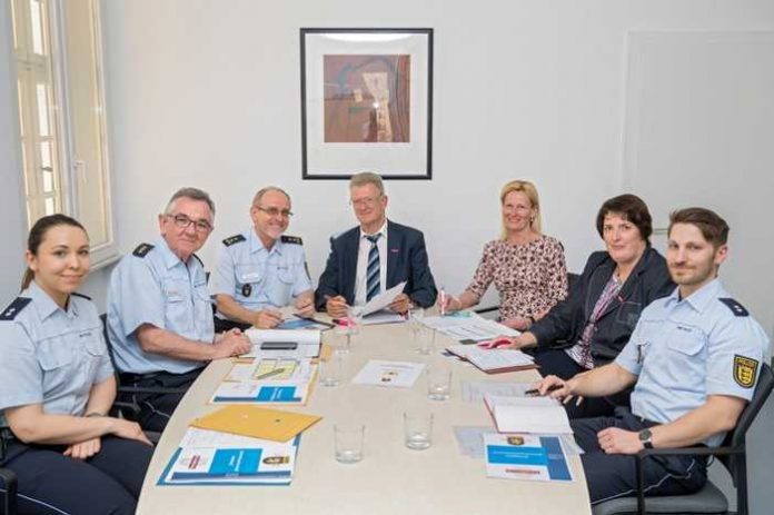 Am 17. April 2018 trafen sich (v. l.) KOK’in Juliette Gaedicke, PD Bernd Bühler, Ltd. PD Dieter Hoffert, Bernd Köster und Carola de Wit, Leiter und stellvertretende Leiterin des Bürger- und Ordnungsamtes, Sylvia Hafner, Abteilungsleiterin im Bürger- und Ordnungsamt sowie POK Frederik Klemm Am 17. April 2018 trafen sich (v. l.) KOK’in Juliette Gaedicke, PD Bernd Bühler, Ltd. PD Dieter Hoffert, Bernd Köster und Carola de Wit, Leiter und stellvertretende Leiterin des Bürger- und Ordnungsamtes, Sylvia Hafner, Abteilungsleiterin im Bürger- und Ordnungsamt sowie POK Frederik Klemm