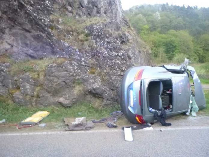 Laut Zeugen raste der Fahrer und unternahm gefährliche Überholmanöver - B41, Bärenbacher Brücke Laut Zeugen raste der Fahrer und unternahm gefährliche Überholmanöver - B41, Bärenbacher Brücke