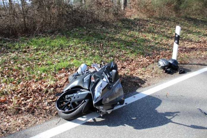 Nach dem schweren Zusammenstoss wurde der Fahrer in die Klinik geflogen. Bild: Das zerstörte Motorrad Nach dem schweren Zusammenstoss wurde der Fahrer in die Klinik geflogen. Bild: Das zerstörte Motorrad