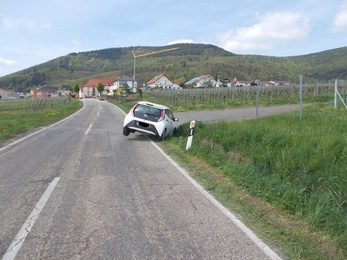 Weyher: Ungenaues Navi leitet PKW in Wassergraben Weyher: Ungenaues Navi leitet PKW in Wassergraben