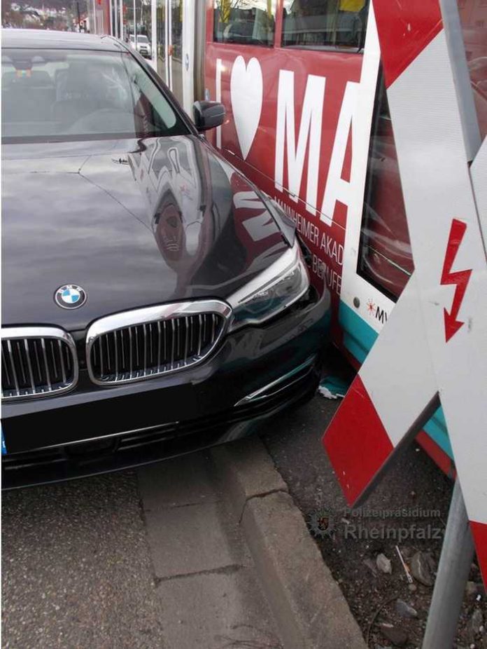 Unfall mit Straßenbahn aus Unachtsamkeit in Bad Dürkheim