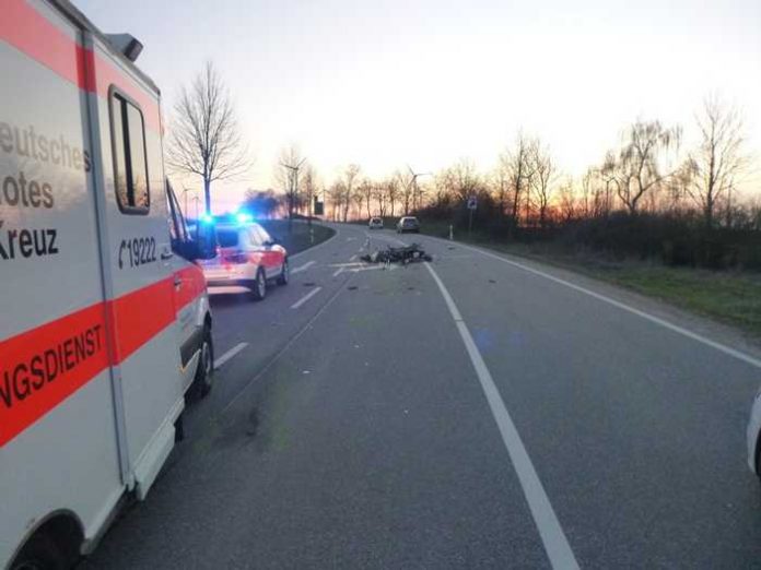 Unfallstelle - Völlig zerstörtes Krad in Flomborn an der L386