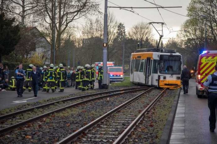 Einsatzkräfte an der Unfallstelle