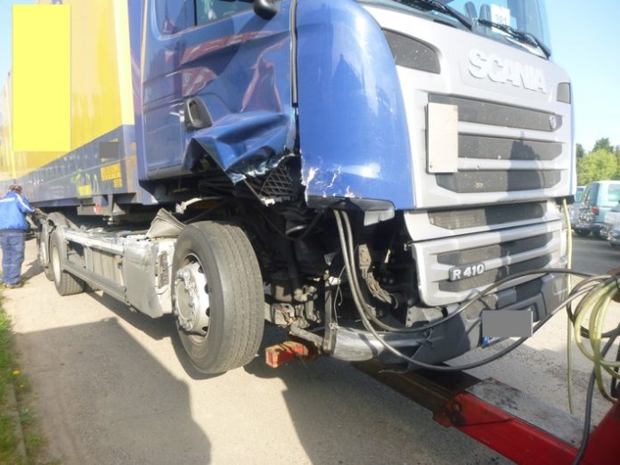 Gefahrgut-LKW an der Unfallstelle A63 Höhe Saulheim