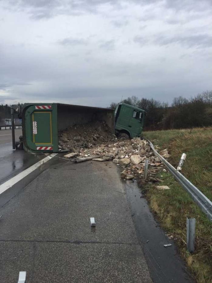 Limburg, Bad Camberg, A3 - Gestrandeter Muldenkipper