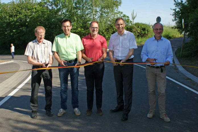 Verkehrsfreigabe nach dem Bestandsausbau an der K 59 (v.r.n.l.): Erster Beigeordneter der Verbandsgemeinde Edenkoben Eberhard Frankmann, Landrat Dietmar Seefeldt, Mitglied des Landtags Wolfgang Schwarz, Ortsbürgermeister von Burrweiler Christian Weber und der stellvertretende Dienststellenleiter des LBM Speyer, Thomas Borell. (Foto: Kreisverwaltung Südliche Weinstraße)