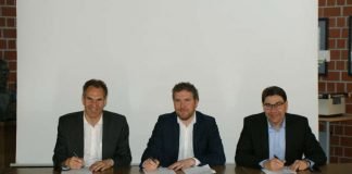 Ein weiterer Schritt in Richtung Einführung des Systems der Mobilen Retter: Landrat Dietmar Seefeldt, der Geschäftsführer des Vereins Mobile Retter e.V. Stefan Prasse und Oberbürgermeister Thomas Hirsch bei der Vertragsunterzeichnung im Kreishaus (Quelle: Landkreis SÜW)