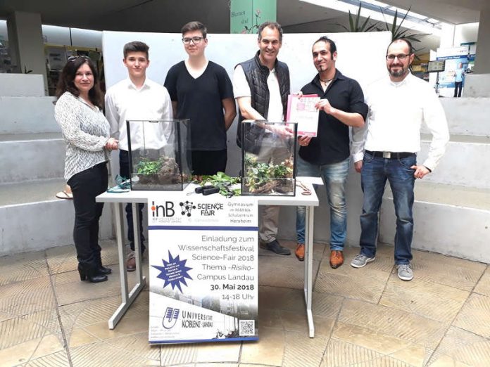 Landrat Dietmar Seefeldt (Mitte) überreicht den Scheck an Ök Gel und Patrick Löffler. Außerdem v.l.n.r.: Heike Hertel, Lukas Antoni und Nils Döhrmann. (Foto: Kreisverwaltung Südliche Weinstraße)