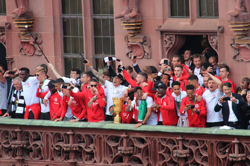 Die Mannschaft im Frankfurter Römer (Foto: Stadt Frankfurt / Stefan Maurer)