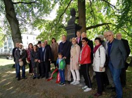 Wolfgang Drexler freut sich mit den Gästen über den runden Geburtstag "seines" Schwäbischen Turnerbunds. (Foto: STB)