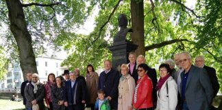 Wolfgang Drexler freut sich mit den Gästen über den runden Geburtstag "seines" Schwäbischen Turnerbunds. (Foto: STB)