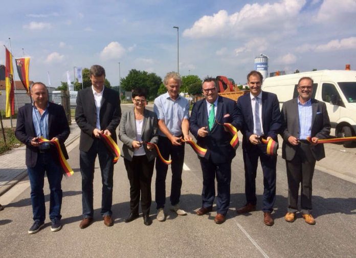 Landrat Dietmar Seefeldt (2.v.r.) gibt gemeinsam mit Verkehrsstaatssekretär Andy Becht (3.v.r.), den Landtagsabgeordneten Christine Schneider (3.v.l.) und Wolfgang Schwarz (1.v.r.) sowie Axel Wassyl - Bürgermeister der VG Offenbach (Mitte), Martin Schafft (Leiter LBM Speyer) (2.v.l.) und Heinrich Scherer von der bauausführenden Firma (1.v.l.) die K40 wieder für den Verkehr frei. (Foto: Kreisverwaltung Südliche Weinstraße)