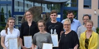 Landrätin Dorothea Schäfer (4.v.r.) übergibt den Preis „Junge Talente machen Kunst“ der Stiftung „Kultur im Landkreis“ Mainz-Bingen- Gewonnen hat Lisa Twardochlib (3.v.l.). Den zweiten Platz teilen sich Tilmann Bendel (vertreten durch Fabian Schittho, 4.v.l.) und Annika Nörenberg (2.v.l.). Den dritten Platz belegte Anna Frosch (1.v.l.). Die Jury, bestehend aus Petra Stüber, Tobias Boos und Marcus Gräff (v.l.n.r.), freute sich mit den Gewinnerinnen. (Foto: Kreisverwaltung Mainz-Bingen)