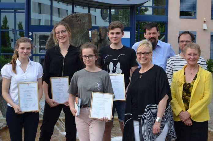 Landrätin Dorothea Schäfer (4.v.r.) übergibt den Preis „Junge Talente machen Kunst“ der Stiftung „Kultur im Landkreis“ Mainz-Bingen- Gewonnen hat Lisa Twardochlib (3.v.l.). Den zweiten Platz teilen sich Tilmann Bendel (vertreten durch Fabian Schittho, 4.v.l.) und Annika Nörenberg (2.v.l.). Den dritten Platz belegte Anna Frosch (1.v.l.). Die Jury, bestehend aus Petra Stüber, Tobias Boos und Marcus Gräff (v.l.n.r.), freute sich mit den Gewinnerinnen. (Foto: Kreisverwaltung Mainz-Bingen)