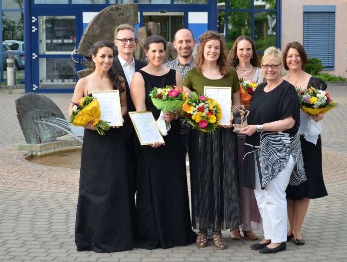 Landrätin Dorothea Schäfer (2.v.r.) übergibt den Kulturpreis der „Stiftung Kultur im Landkreis“ Mainz-Bingenan Friederike Graebsch (4.v.r.). Den zweiten Platz belegt Claudia-Denise Beck (1.v.l.), den dritten Platz teilen sich Regina Dahlen (3.v.r.) und Marina Herrmann (3.v.l.). Den Sonderpreis erhielt Kathrin Saaler (1.v.r.). Mit dabei: der Jury-Sprecher Dr. gernot Blume (2.v.l.) und Juror Roland Bolender (4.v.l.). (Foto: Kreisverwaltung Mainz-Bingen)