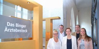 Vor dem Binger Ärztebesteck (v.l.): Dorothea Schäfer, Oberbürgermeister Thomas Feser, Dr. Ivonne Ohlerich, Dr. Ronald Bockius und Museumspädagogin Kerstin Kersandt. (Foto: Stadt Bingen)