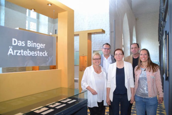 Vor dem Binger Ärztebesteck (v.l.): Dorothea Schäfer, Oberbürgermeister Thomas Feser, Dr. Ivonne Ohlerich, Dr. Ronald Bockius und Museumspädagogin Kerstin Kersandt. (Foto: Stadt Bingen)