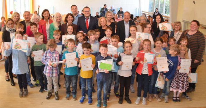 Preisträger, Jury, Sponsoren und Oberbürgermeister stellten sich zum abschließenden Gruppenbild. (Foto: Stadt Bingen) Preisträger, Jury, Sponsoren und Oberbürgermeister stellten sich zum abschließenden Gruppenbild. (Foto: Stadt Bingen)
