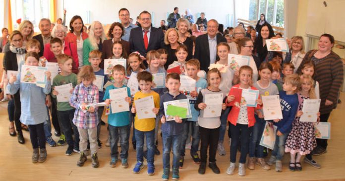 Preisträger, Jury, Sponsoren und Oberbürgermeister stellten sich zum abschließenden Gruppenbild. (Foto: Stadt Bingen)