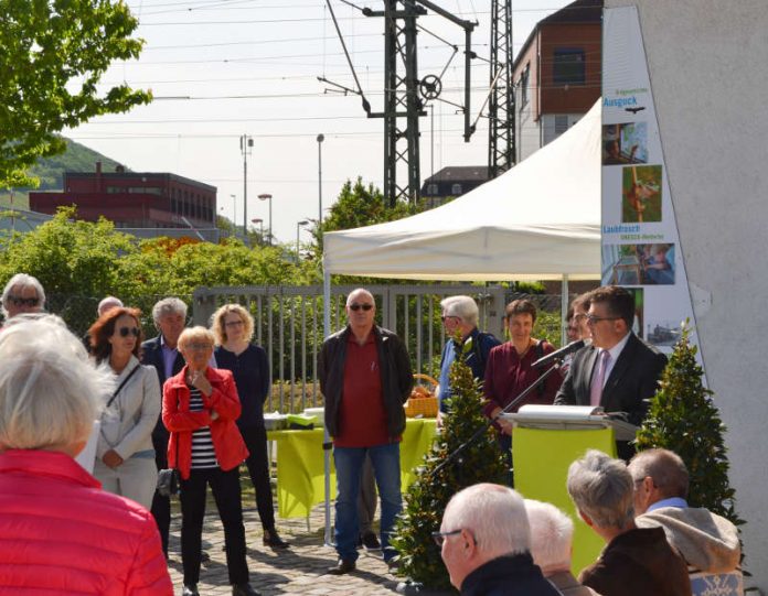 Bürgermeister Ulrich Mönch (am Rednerpult) bedankt sich bei den Ehranamtlern und Kooperationspartnern. (Foto: Stadt Bingen) Bürgermeister Ulrich Mönch (am Rednerpult) bedankt sich bei den Ehranamtlern und Kooperationspartnern. (Foto: Stadt Bingen)