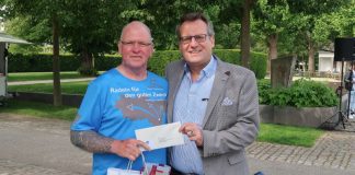 Oberbürgermeister Thomas Feser empfing Benefizradler Oli Trelenberg am Rheinufer. (Foto: Stadt Bingen)