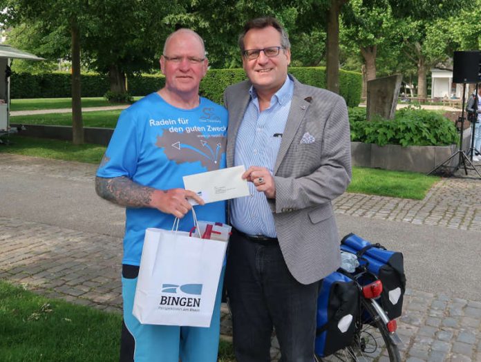 Oberbürgermeister Thomas Feser empfing Benefizradler Oli Trelenberg am Rheinufer. (Foto: Stadt Bingen)