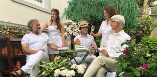Vorfreude auf das „Dinner in White“: Marcus Berres, Lucia Berres, Alexander Müller, Verena Berres und Martin Grüger. (Foto: Marcus Berres)