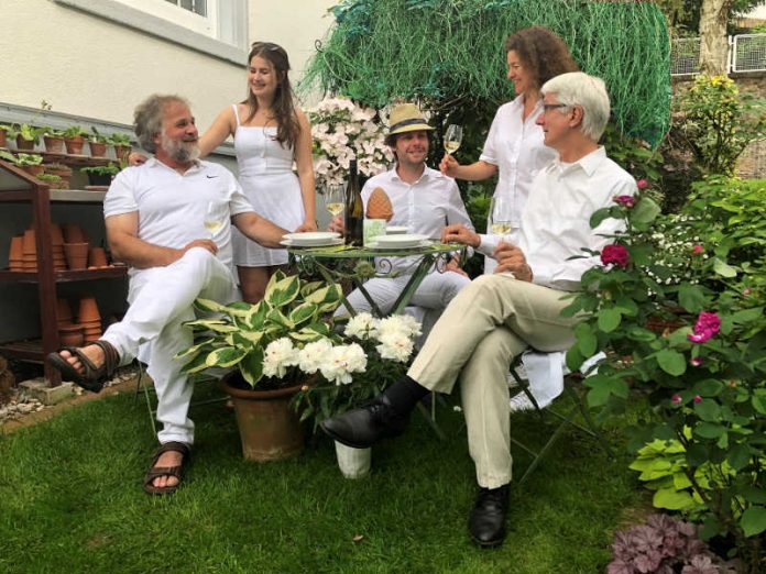 Vorfreude auf das „Dinner in White“: Marcus Berres, Lucia Berres, Alexander Müller, Verena Berres und Martin Grüger. (Foto: Marcus Berres)