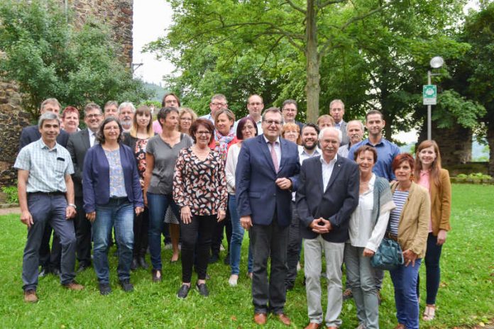 Gruppenbild nach der kleinen Feierstunde: Dieter Glaab (vorne) mit Ehefrau Hanne, OB Feser, Bürgermeister Ulrich Mönch, den Amtsleitern, Personalratsvertretern und Kollegen. (Foto: Stadt Bingen)