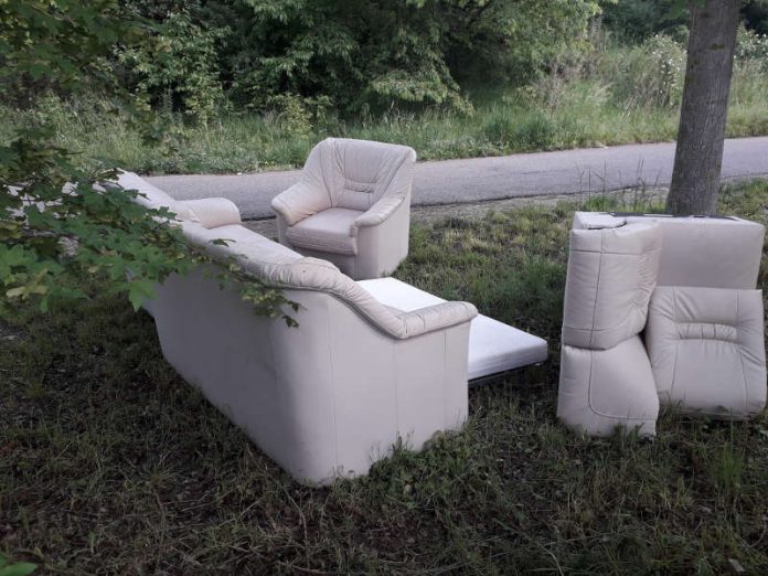 Illegal entsorgte Wohnzimmergarnitur (Foto: Stadt Speyer) Illegal entsorgte Wohnzimmergarnitur (Foto: Stadt Speyer)